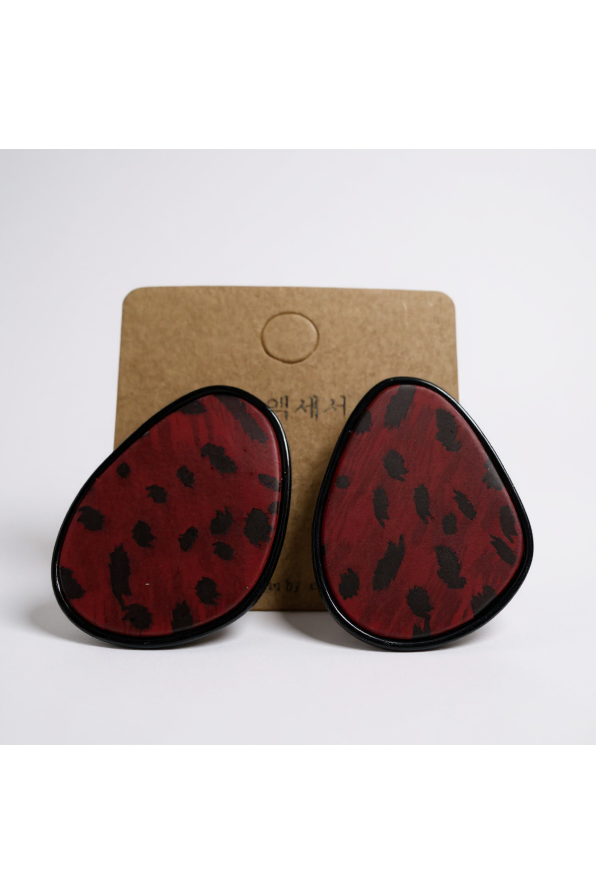 leopar desenli kırmızı küpe